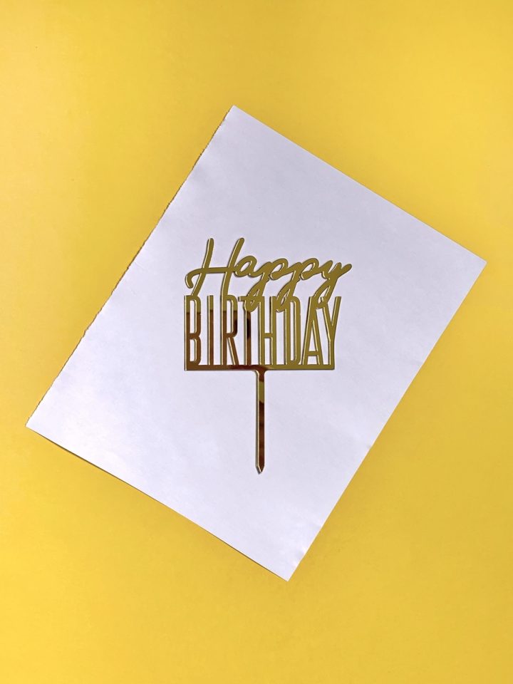 Topper acrílico dorado "Happy Birthday" en tarta personalizada precio y diseño exclusivo.